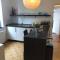 studio e - Quiet central business one bedroom apartment for 3 guests