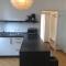 studio e - Quiet central business one bedroom apartment for 3 guests