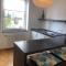 studio e - Quiet central business one bedroom apartment for 3 guests