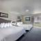 Flying Saddle Resort and Steak House - ألباين