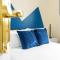 THE TOWNHOUSE, 4 Rooms Large Beds with TV's, Poker Table, Fully Equipped, Easy Ring-Road Access, Parking, WiFi, VAT and Long Stay and REDUCED PRICE GAURANTEED Only at SUNRISE SHORT LETS - Dundee