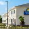 Days Inn & Suites by Wyndham Greater Tomball