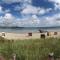 Im Bademantel an den Strand mit Terrasse