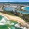 Beachfront Styled 2 BR Apt w Pool at Buddina