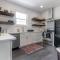 Gambino Getaway Shotgun style apt in the heart of Ybor City - تامبا