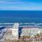 Oceanfront Studio Condo With Balcony View Of Beach And Ocean In Daytona Beach Resort 1011 With 4 Pools Tiki Bar Grill - Daytona Beach