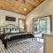 NEW Modern Cabin! 2 Large Decks, Hot Tub, Sleeps 8 - إليجاي