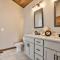 NEW Modern Cabin! 2 Large Decks, Hot Tub, Sleeps 8 - إليجاي