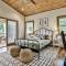 NEW Modern Cabin! 2 Large Decks, Hot Tub, Sleeps 8 - إليجاي