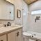 NEW Modern Cabin! 2 Large Decks, Hot Tub, Sleeps 8 - إليجاي
