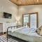 NEW Modern Cabin! 2 Large Decks, Hot Tub, Sleeps 8 - إليجاي
