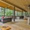 NEW Modern Cabin! 2 Large Decks, Hot Tub, Sleeps 8 - إليجاي