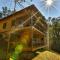 NEW Modern Cabin! 2 Large Decks, Hot Tub, Sleeps 8 - إليجاي