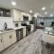 Adorable 1 Bedroom Suite With Kitchen Fireplace