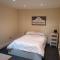 Spacious 2 bed appartment next to BAE with spa bath