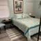 Option1 4 ROOM HOUSE ONLY Option2 STUDIO COTTAGE ONLY Option3 HOUSE PLUS COTTAGE Fenced Backyard Private Patio Areas Grill Firepit Plenty Parking! Quick Access 10 Min to Beach Airport Delray West Palm - Лейк-Уорт