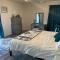 Stargazer Ranch - Tranquility on 2 acres with Large Private Pool, Fire Pit, Yoga Room, Telescope for Stargazing, BBQ, 50in Roku SmartTV