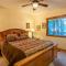 2 Mi to Beach Expansive Tahoe Escape with Hot Tub! - إنكلين فيلادج