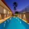 StayVistas V Square - Enjoy a pool and indoor games for a leisurely stay