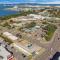 Seaside Lodge Hostel Townsville- right next to coles, 2 mins walk to strand & CBD- Passport required - Таунсвилл