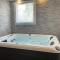 T2 rénové, jaccuzi, sauna, sièges massants, jardin, parking, métro