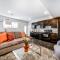 Stunning Modern Suite - King Bed - Free Parking & Netflix - Fast Wi-Fi - Long Stays Welcome