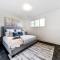 Stunning Modern Suite - King Bed - Free Parking & Netflix - Fast Wi-Fi - Long Stays Welcome
