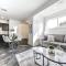 Stunning Modern Suite - King Bed - Free Parking & Netflix - Fast Wi-Fi - Long Stays Welcome