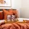 Stunning Modern Suite - King Bed - Free Parking & Netflix - Fast Wi-Fi - Long Stays Welcome