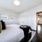 Stunning Modern Suite - King Bed - Free Parking & Netflix - Fast Wi-Fi - Long Stays Welcome