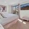Walk to Slopes & Village, Stylish 2BR Thredbo Chalet with Garage