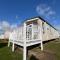 Fulmar 16, Scratby - California Cliffs, Parkdean, sleeps 6, pet friendly - 2 minutes from the beach! - Scratby