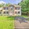 Hot Tub and Deck Gorgeous Retreat in Pocono Summit!