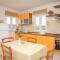 Apartments with a parking space Trget, Rasa - 7687 - Trget