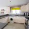 Spacious Homely Lakeside Lodge close to the Beaches
