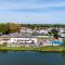 Spacious Homely Lakeside Lodge close to the Beaches