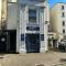 Studio Flat Central Cheltenham Parking off road