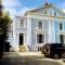 Elegant & spacious parkside 2-bedroom 2-bathroom flat in period building on Blackheath Common - private entrance, great Greenwich location, easy for O2 Arena and City! - 伦敦