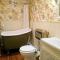 Elegant & spacious parkside 2-bedroom 2-bathroom flat in period building on Blackheath Common - private entrance, great Greenwich location, easy for O2 Arena and City! - 伦敦