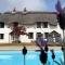 April Cottage, luxurious accommodation for coast and forest with pool & hot tub - Hordle