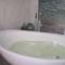 Two rooms with one queen size bed in each room one bathroom for the two rooms - 芒格努伊山