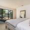Modern Bungalow with a Pool in Larchmont Village - Los Angeles
