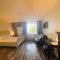 TAMPA BAY, BEACH step away, WIFI, FREE PARKING,POOLS, JACUZZI