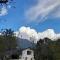 Attic Monkey Hostel - Old Manali - Manāli