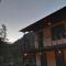 Attic Monkey Hostel - Old Manali - Manāli