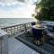 Cozy Lakefront Cottage