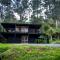 Peaceful country home in a middle of a rainforest - Cockatoo