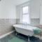 Brent House - 4 bedroom home close to shops, harbour & beaches