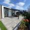 LUXUS Cube Ferienhaus Chalet am See mit Schwimmbad in Lathum NL