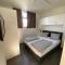 LUXUS Cube Ferienhaus Chalet am See mit Schwimmbad in Lathum NL